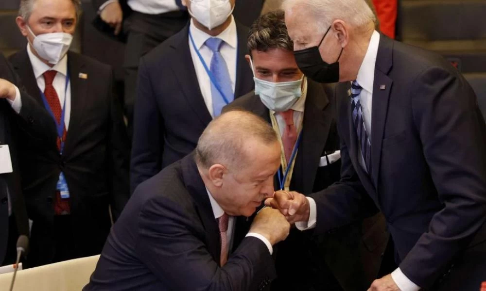 Έξαλλοι οι Τούρκοι με τους Financial Times για την φωτογραφία που φαίνεται ο Ερντογάν σαν να υποκλίνεται στον Μπάϊντεν